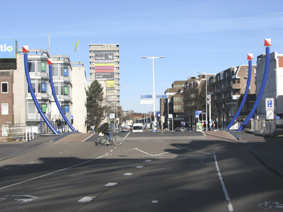 872036 Gezicht op de Monicabrug over de Stadsbuitengracht te Utrecht, vanuit de St. Jacobsstraat, met op de achtergrond ...